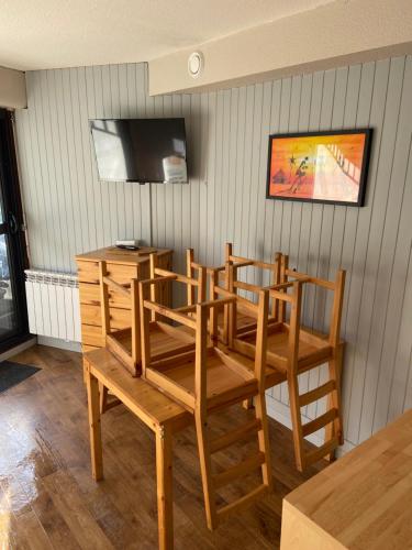 a dining room with wooden chairs and a table at Appartement 4 personnes Plat d'Adet - Résidence "Le grand Schuss" - Appt 1208 in Saint-Lary-Soulan