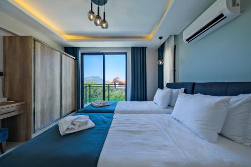 a bedroom with a large bed with a large window at Villa Lotus/ Ölüdeniz Isıtmalı kapalı havuzlu in Fethiye