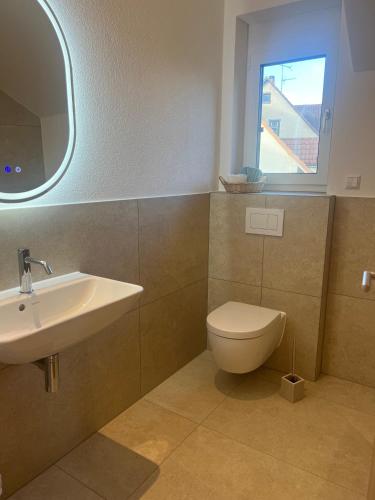 Koupelna v ubytování Ferienwohnung, 1-Zimmer, 1-3 Personen, 31 qm, mit Balkon, in ruhige Lage, direkt an der Aach