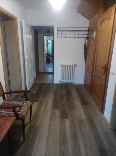 - un salon doté de parquet et d'un couloir dans l'établissement Apartament Ana Cetate, à Alba Iulia