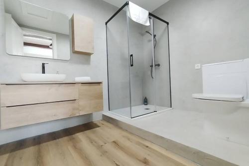 ein Bad mit einer Glasdusche und einem Waschbecken in der Unterkunft VibesCoruña- Picavia 3 in A Coruña