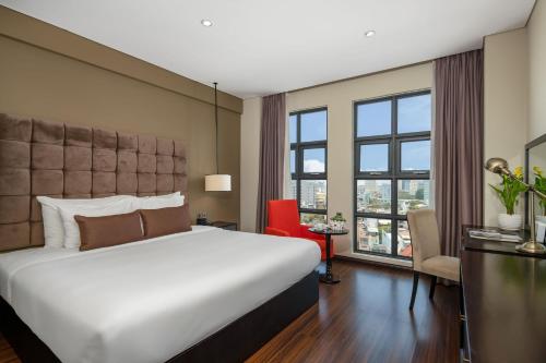 Postel nebo postele na pokoji v ubytování Sanouva Da Nang Hotel - Daily Afternoon Tea Inclusive