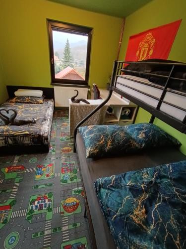 a room with two bunk beds and a window at Apar7mán Jizerské hory in Hejnice