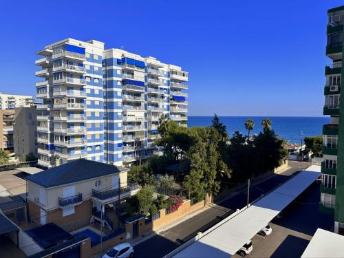 Piso a pie de playa con piscina y vistas al mar