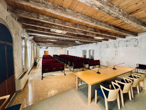 una sala de conferencias con una mesa larga y sillas en Campus San Francesco, en Conegliano