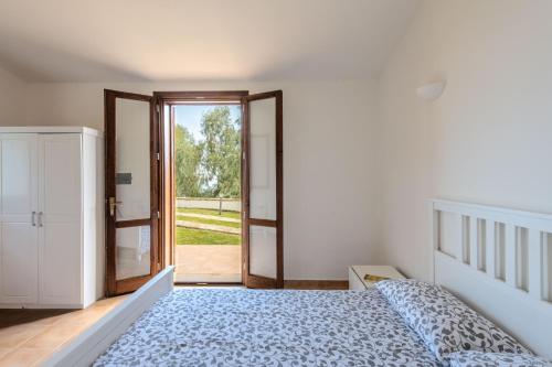 - une chambre avec un lit et une porte ouverte dans l'établissement Le Terrazze di Cefalù by Wonderful Italy, à Cefalù