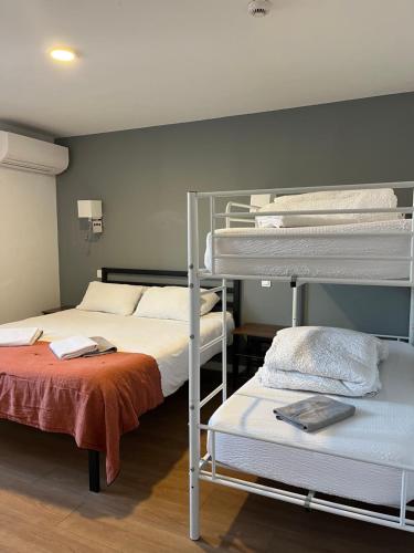 Zimmer mit 2 Etagenbetten und einem Bett in der Unterkunft Hostel 20 Bayonne in Bayonne