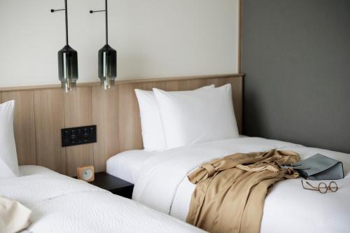 天理市的住宿－Fairfield by Marriott Nara Tenri Yamanobenomichi，两张睡床彼此相邻,位于一个房间里