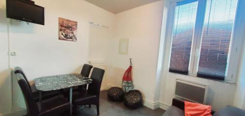 Cette chambre comprend une table, une chaise et une télévision. dans l'établissement Le Sof Paradis 2 T2 sur la plage des Lecques, à Saint-Cyr-sur-Mer