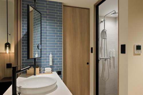 y baño con lavabo blanco y ducha. en Fairfield by Marriott Kyoto Minamiyamashiro, en Minamiyamashiro