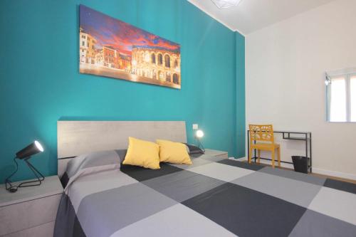 ein Schlafzimmer mit einem großen Bett mit blauer Wand in der Unterkunft Case VR Holiday Aurora in Verona in Verona