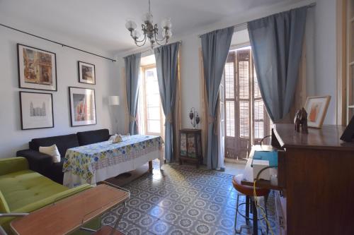 un soggiorno con divano e tavolo di Habitación en centro histórico a Málaga