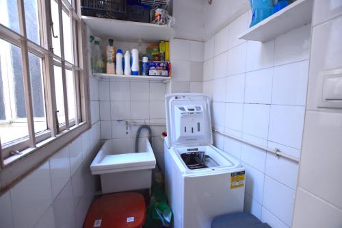un piccolo bagno con lavandino e lavatrice di Habitación en centro histórico a Málaga
