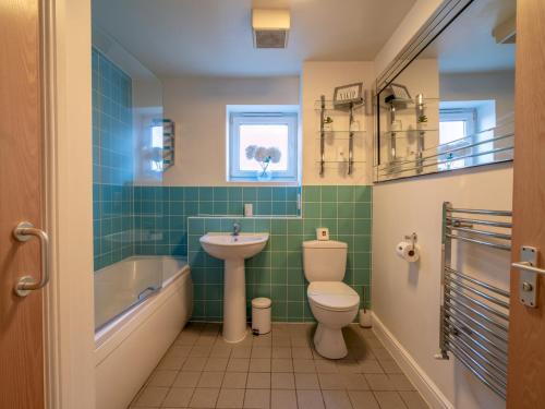 e bagno con servizi igienici, lavandino e vasca. di Pass the Keys Super luxurious 2 bedroom apartment a Nottingham