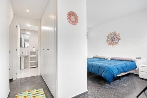 um quarto com uma cama azul e uma casa de banho em Albalat Tarongers em Albalat de Taronchers