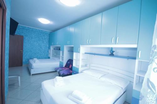 ローマにあるMarco Aurelioの青いベッドルーム(ベッド1台、椅子付)