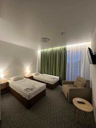 Habitación de hotel con 2 camas y sofá en Готель Прага Іршава en Irshava