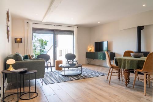 un salon avec une table et quelques chaises dans l'établissement Verdon Appartement Notre 