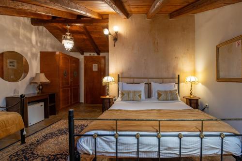 Кровать или кровати в номере Archontiko Fiamegou Hotel&Spa