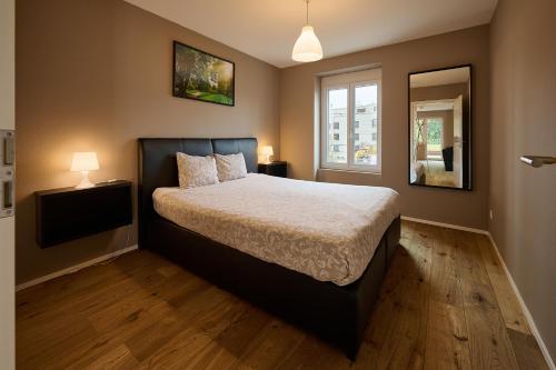 - une chambre avec un grand lit et une fenêtre dans l'établissement GOOD NIGHT Apartments, à Bâle