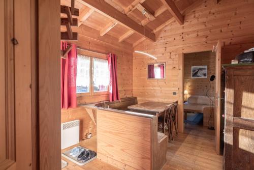 - une cuisine et une salle à manger dans une cabane en rondins dans l'établissement Chalet Chacaltaya, à Chamonix-Mont-Blanc