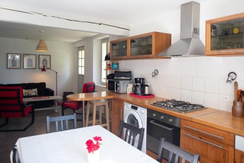 Kuchyň nebo kuchyňský kout v ubytování La Ferme du Mesnil - Maison familiale