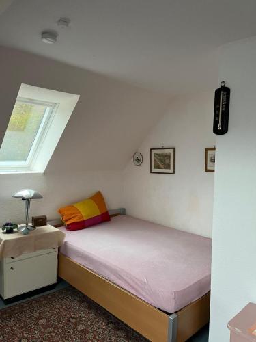 1 dormitorio con 2 camas individuales y ventana en Ferienhaus Heiderose, en Schneverdingen
