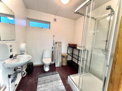 W łazience znajduje się prysznic, toaleta i umywalka. w obiekcie Langahlíð Guesthouse - Privatete Forest - w mieście Hella