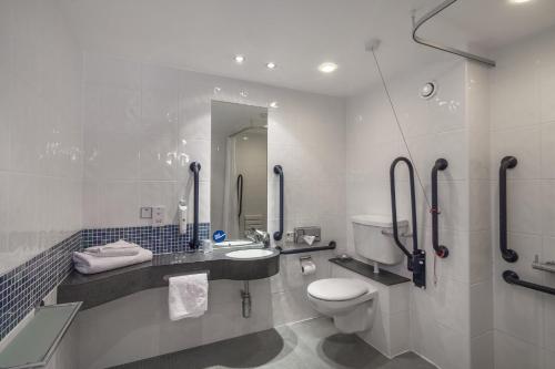 Bilik mandi di Holiday Inn Express Kettering by IHG