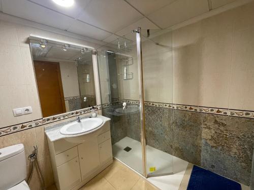 un bagno con lavandino, doccia e WC di El Faro a Jávea