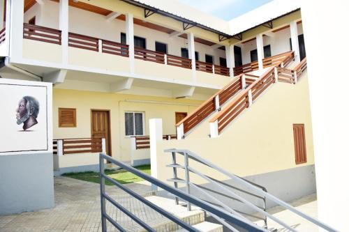 - une vue sur l'extérieur d'un bâtiment avec des escaliers dans l'établissement Residencial Aeroporto, à São Tomé