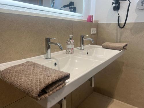Koupelna v ubytování Ferienwohnung, 2 Zimmer, 4 bis 6 Personen, 67 qm, mit großem Balkon, entlang am Fluss, an der Aach, am Bodensee, nah am Naturschutzgebiet