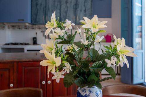 un vase rempli de fleurs blanches sur une table dans l'établissement Casa Lola Callosa, à Callosa d'en Sarrià