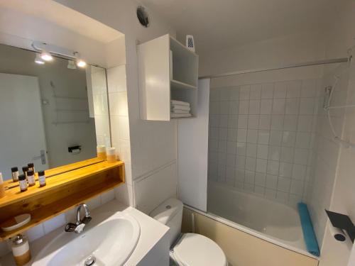 ein Badezimmer mit Waschbecken, Toilette und Spiegel in der Unterkunft Résidence 2 située dans un Magnifique Village Vacances Familiale in Talmont