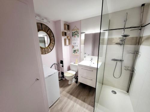 ein Bad mit einer Dusche, einem WC und einem Waschbecken in der Unterkunft Appartement Les Sables-d'Olonne, 3 pièces, 4 personnes - FR-1-92-876 in Les Sables-dʼOlonne