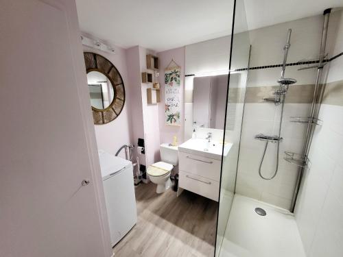 une salle de bain avec une douche, des toilettes et un lavabo dans l'établissement Appartement Moderne au Centre-Ville, 150m Plage, WiFi, Confort Idéal pour Familles - FR-1-92-876, à Les Sables-dʼOlonne