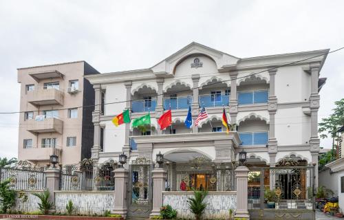 un edificio con banderas en el frente en THE DREAMS HOTEL, en Douala