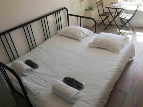 - un grand lit blanc avec 2 oreillers et des serviettes dans l'établissement Beautiful studio Place de Jaude - Hyper center, à Clermont-Ferrand