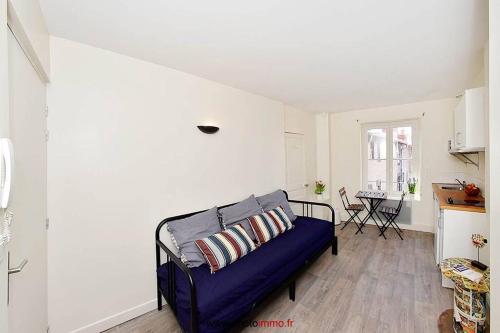 un salon avec un canapé bleu et une cuisine dans l'établissement Beautiful studio Place de Jaude - Hyper center, à Clermont-Ferrand