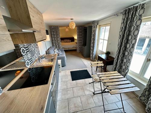 un salon avec une cuisine et un salon avec un canapé dans l'établissement Gîte le Nid du Château de Panisseau, à Thénac