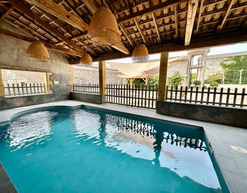 Πισίνα στο ή κοντά στο Gîte le Nid du Château de Panisseau