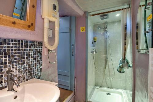 un baño con lavabo y ducha en Finest Retreats - Fishermans Cottage, en Tintagel