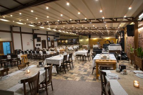 EMİN EFENDİ KONAKLARI في أماصيا: مطعم فيه طاولات وكراسي في الغرفة