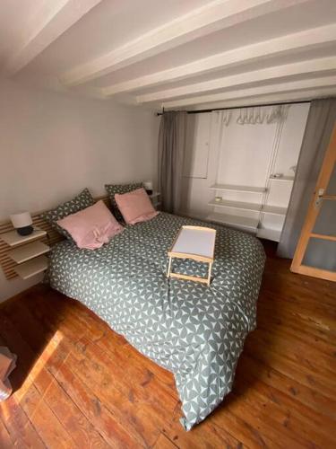 - une chambre avec un lit et une table dans l'établissement Cosy Vallee de Royat 3 pers, à Royat