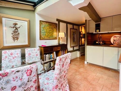 une salle à manger avec deux chaises et une table dans l'établissement La Maison Blanche du 10Honfleur, à Honfleur