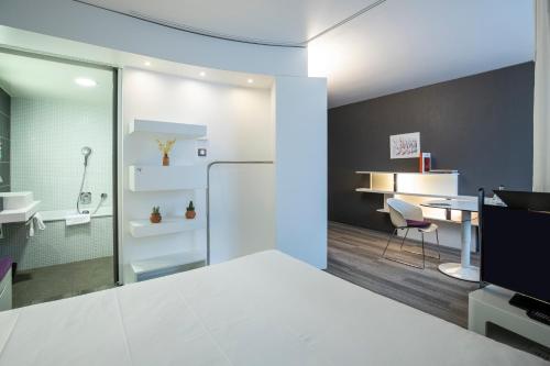 Postel nebo postele na pokoji v ubytování Novotel Suites Luxembourg