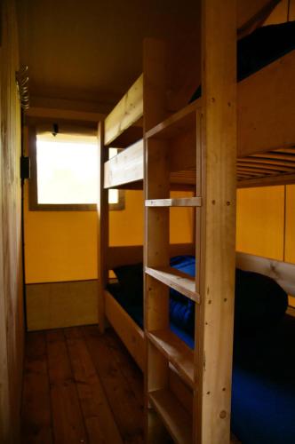 a room with bunk beds in a cabin at Camping La Dolce Vita in Ransdaal