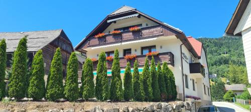 een huis met bomen ervoor bij Hotel Pruggererhof in Pruggern