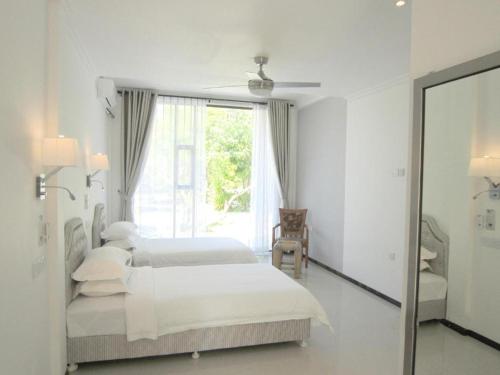 Postel nebo postele na pokoji v ubytování Nazaki Luxury Beach Hotel