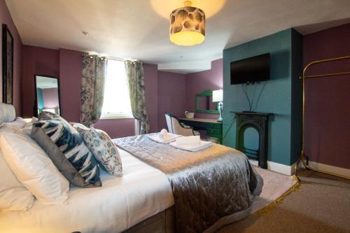 een hotelkamer met een bed en een open haard bij Bridge Street Rows City Centre Apartment by Rework Accommodation in Chester